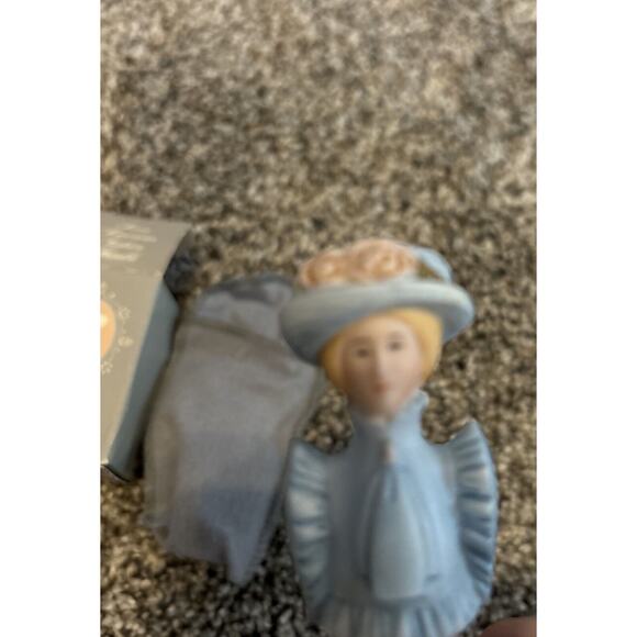 Avon 1984 American‎ Fashion Silhouettes Thimble Circa 1890 - Picture 3 of 7